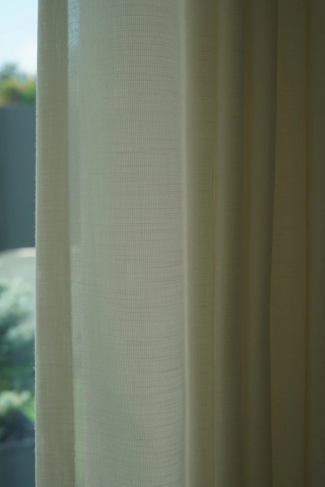 Detalhe da textura de um cortinado junto à luz natural
